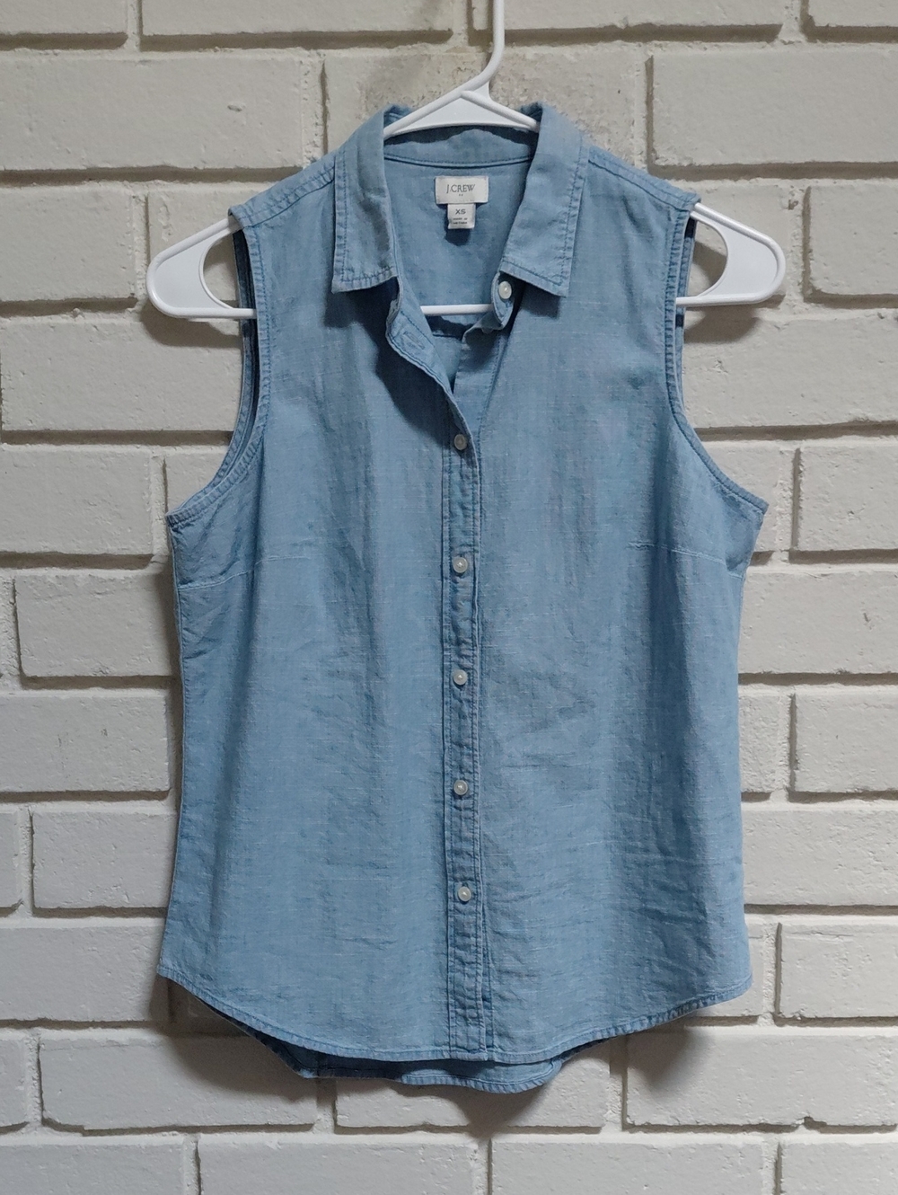 J. Crew Light Blue Sleeveless Button-Down Chambray Top. Size XS